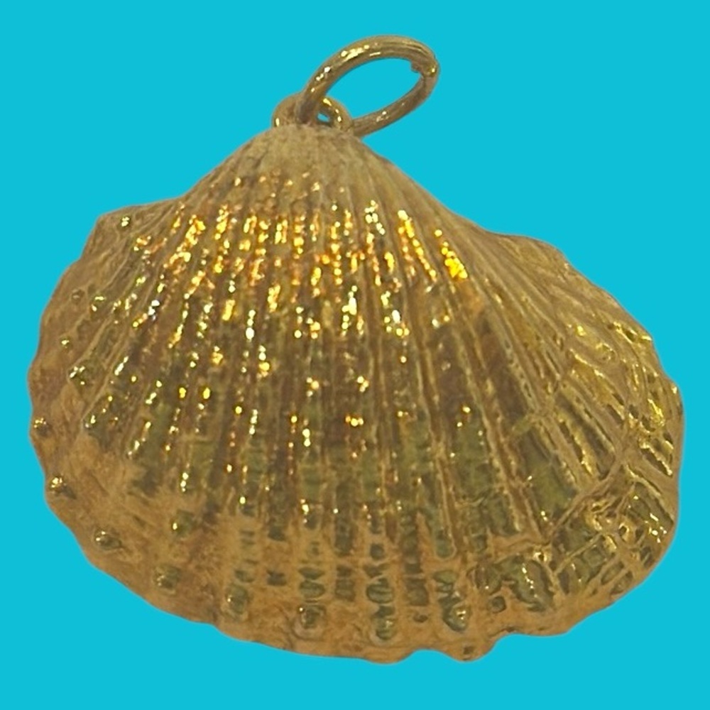 Gold Tone Shell Pendant‎